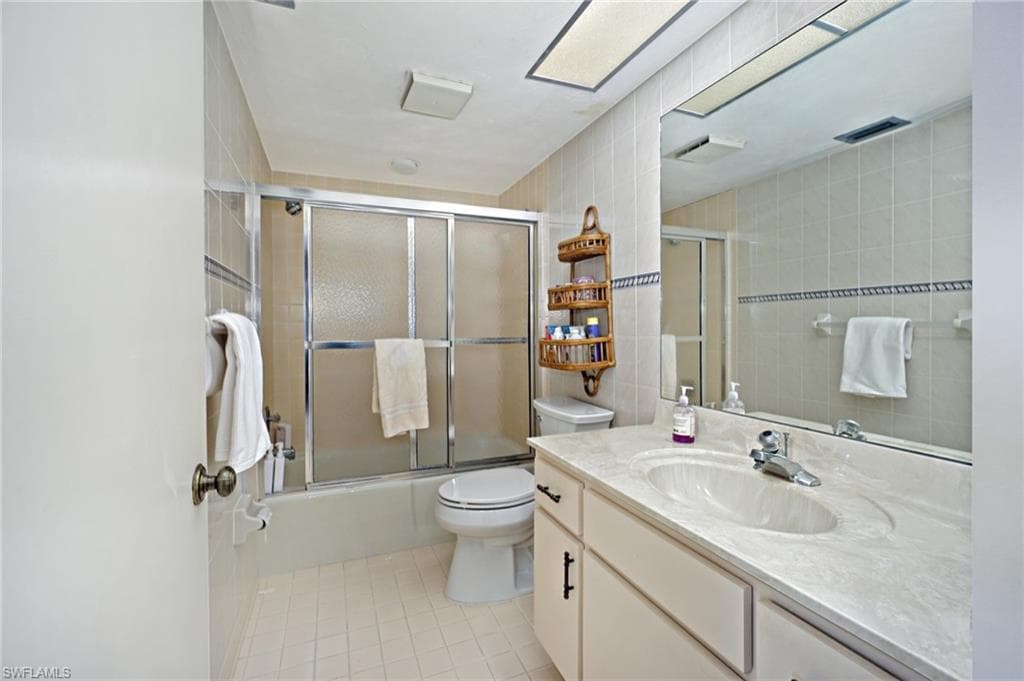 9653 Gulf Shore Dr 303, Naples, FL 34108-26