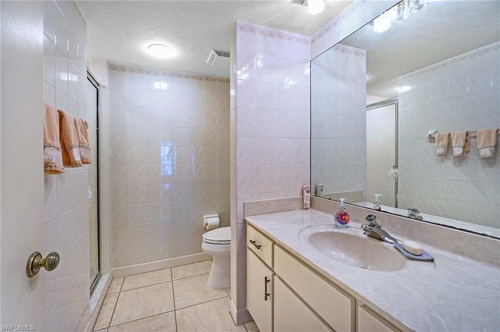 9653 Gulf Shore Dr 303, Naples, FL 34108-29