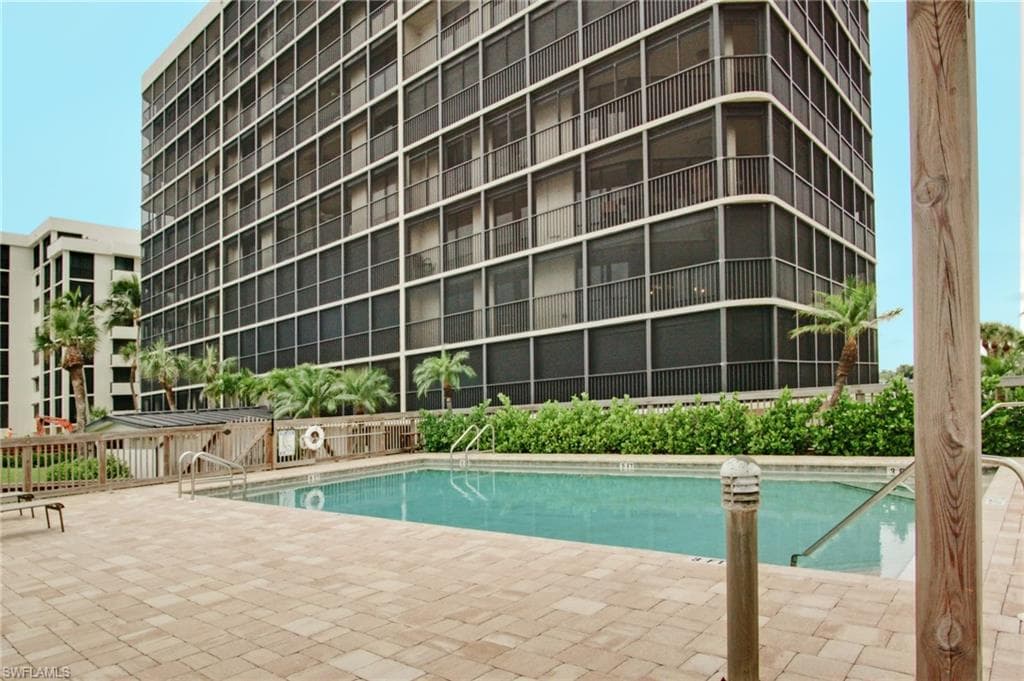 9653 Gulf Shore Dr 303, Naples, FL 34108-32