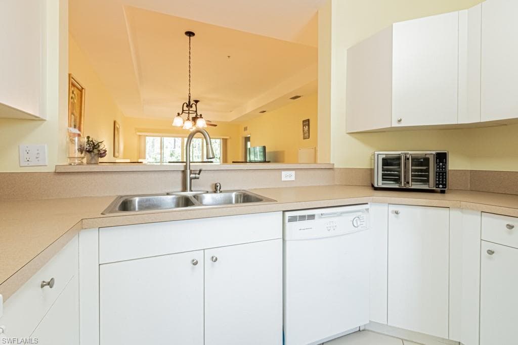 7811 Regal Heron Cir 302, Naples, FL 34104-8