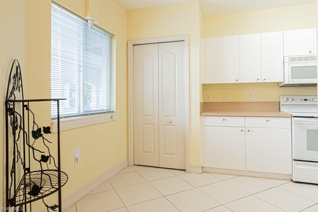 7811 Regal Heron Cir 302, Naples, FL 34104-3