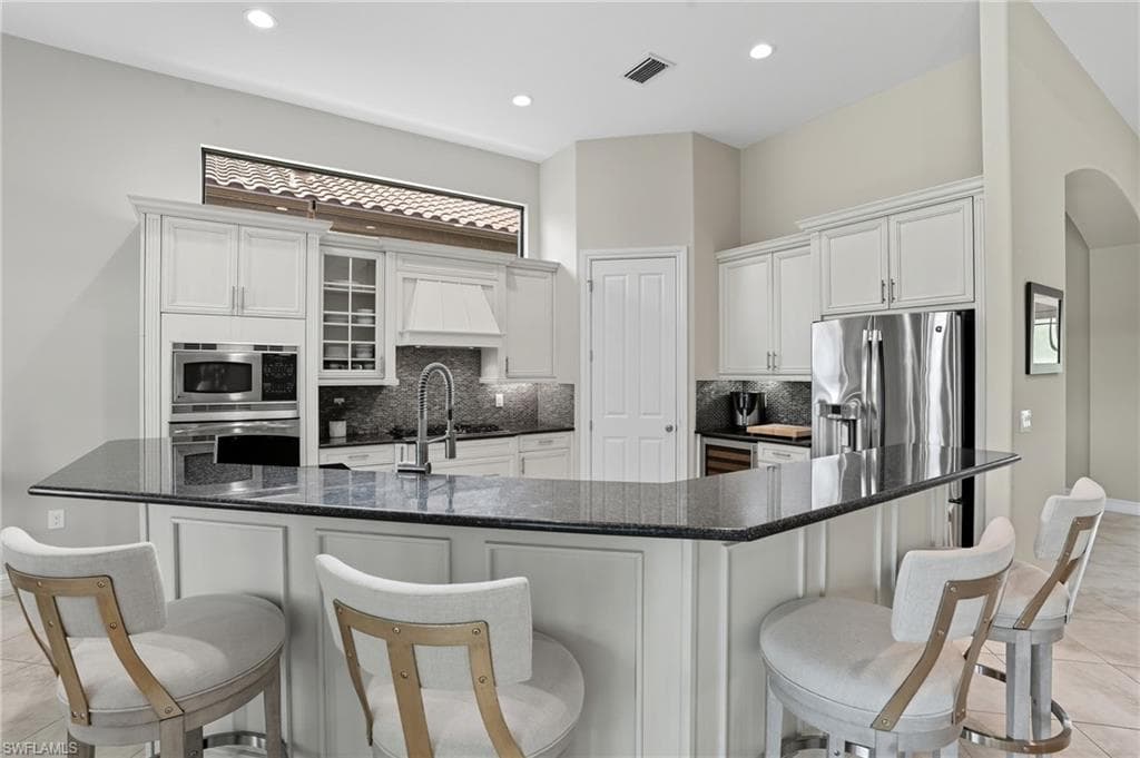 6376 Costa Cir, Naples, FL 34113-8