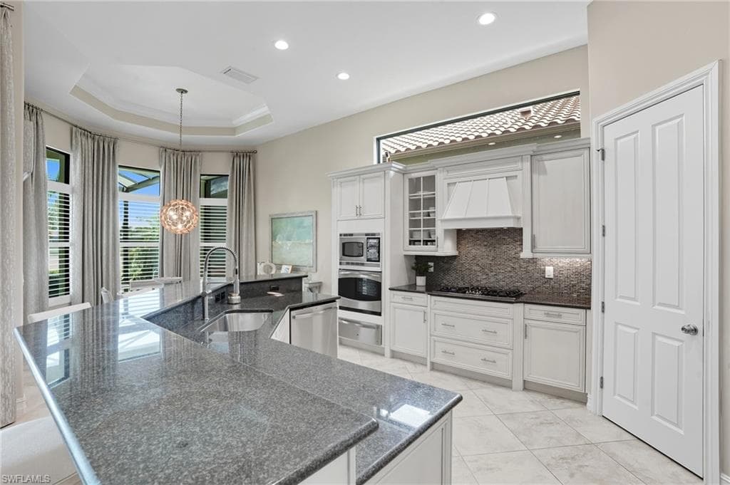 6376 Costa Cir, Naples, FL 34113-9