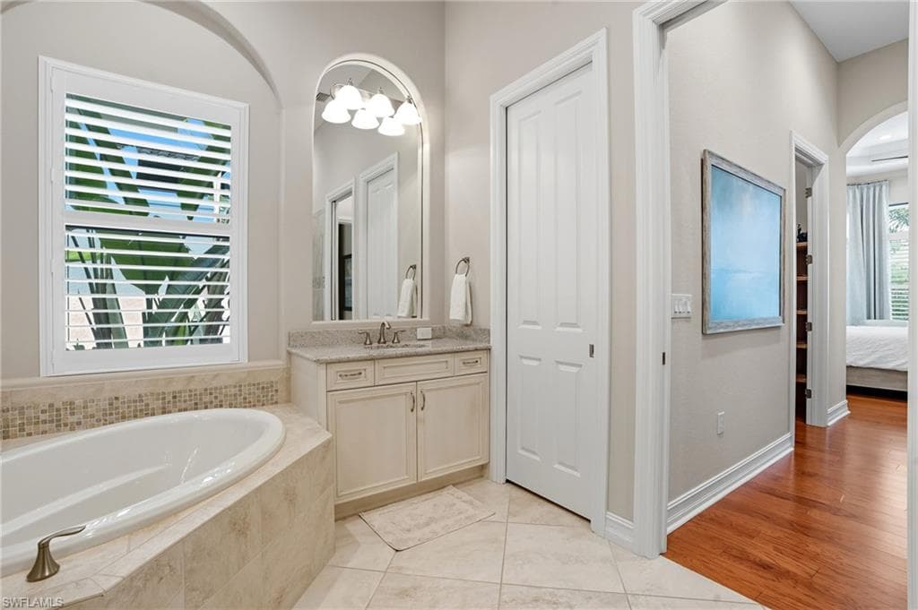 6376 Costa Cir, Naples, FL 34113-22