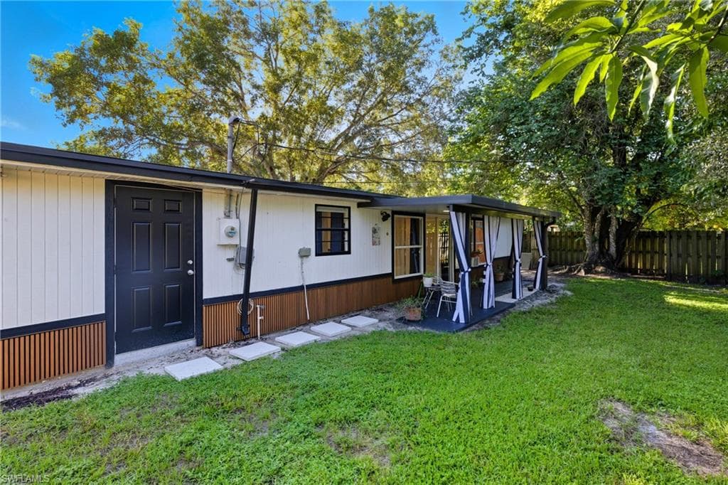 1280 Pine St, Naples, FL 34104-25