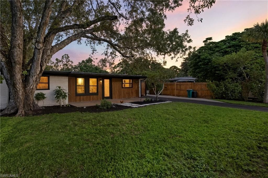 1280 Pine St, Naples, FL 34104-1