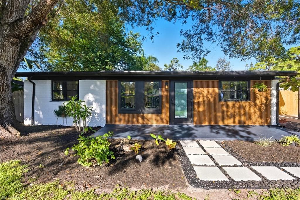 1280 Pine St, Naples, FL 34104-32