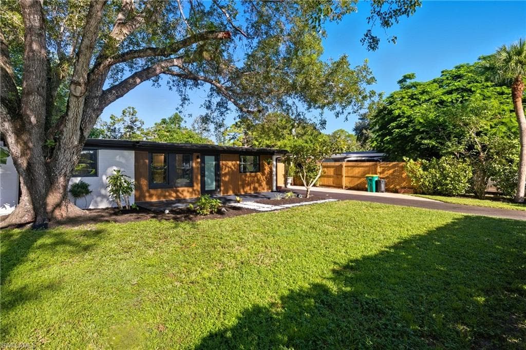 1280 Pine St, Naples, FL 34104-36