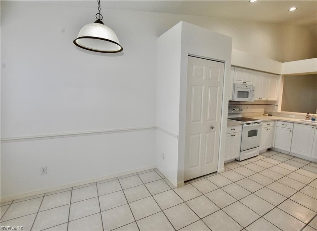 1752 Royal Cir, Naples, FL 34112-9