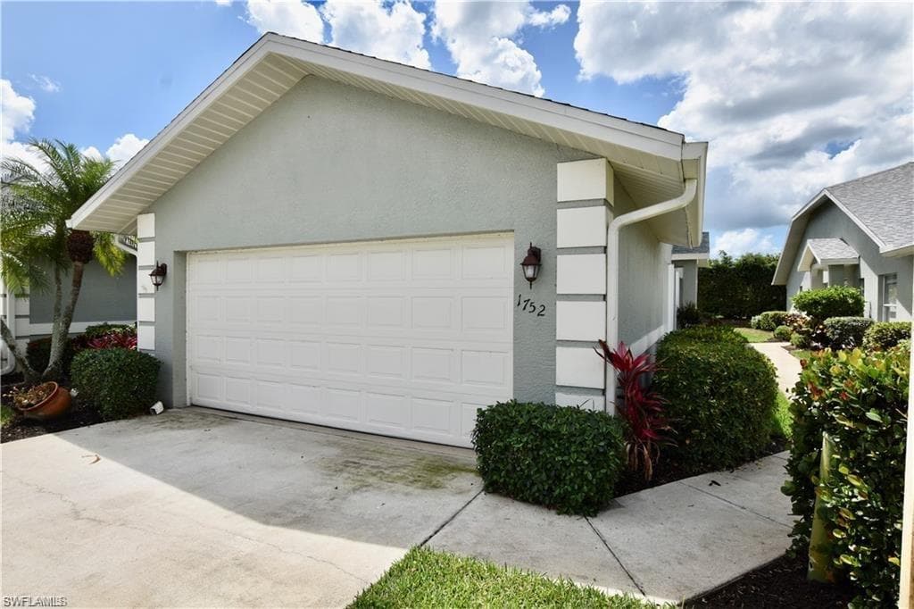 1752 Royal Cir, Naples, FL 34112-1