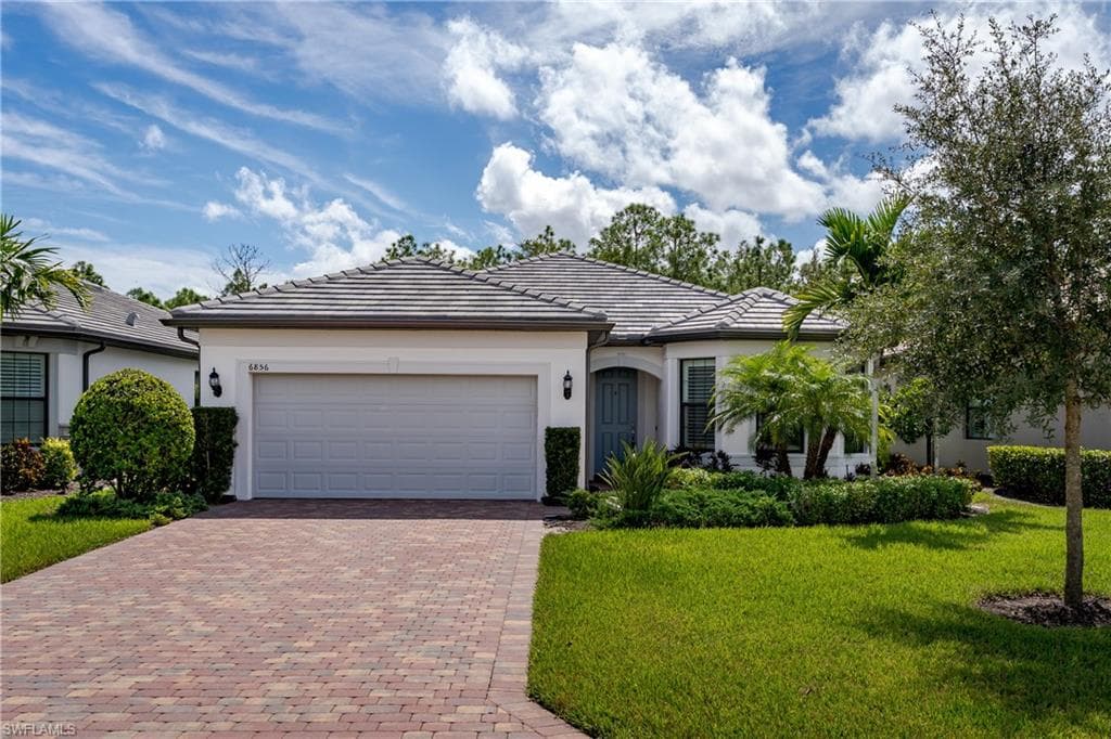 6856 Winding Cypress Dr, Naples, FL 34114-1