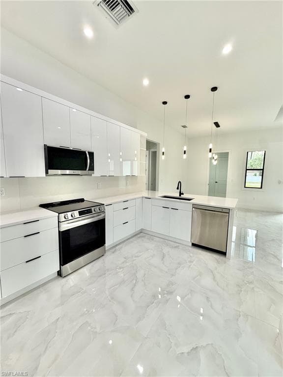 2135 Della Dr, Naples, FL 34117-4