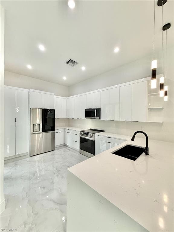 2135 Della Dr, Naples, FL 34117-5