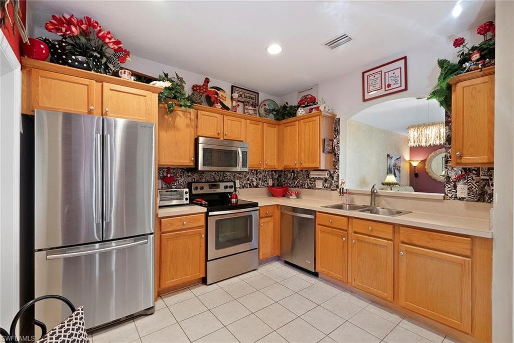 9838 Roundstone Cir, Fort Myers, FL 33967-9
