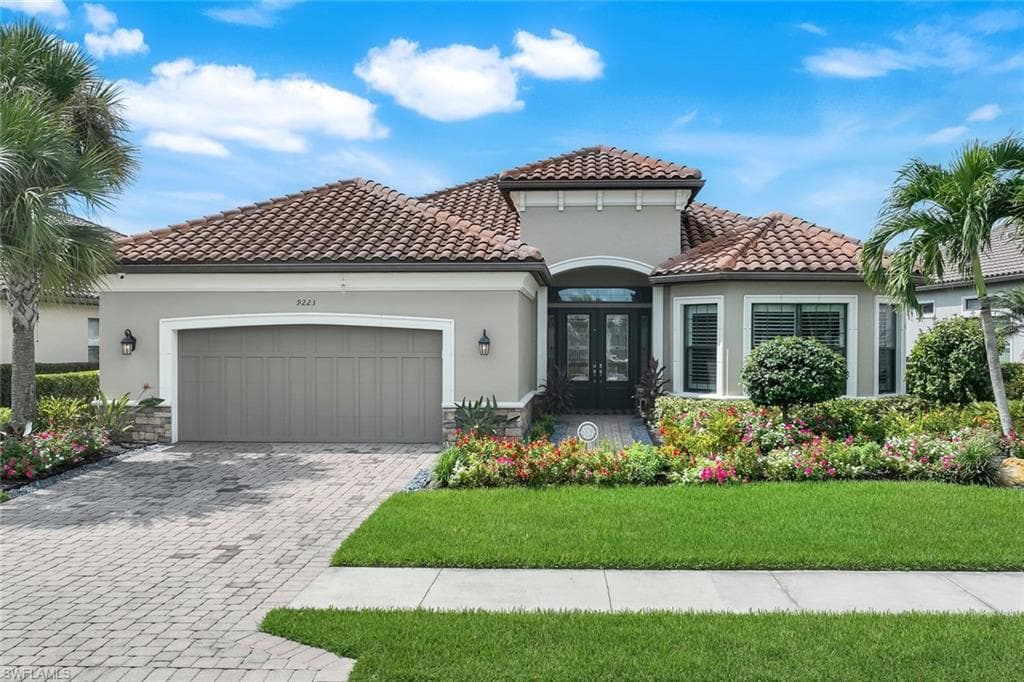 9223 Rialto Ln, Naples, FL 34119-2