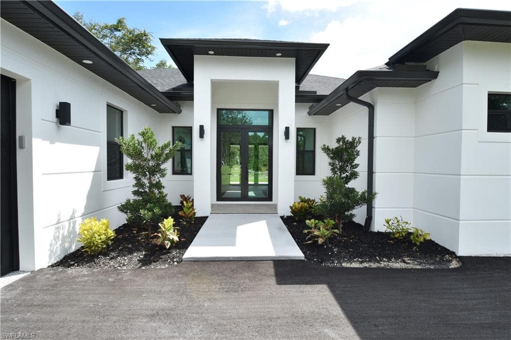 432 16 St SE, Naples, FL 34117-3