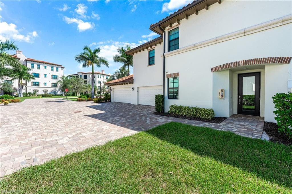 16348 Viansa Way 102, Naples, FL 34110-3