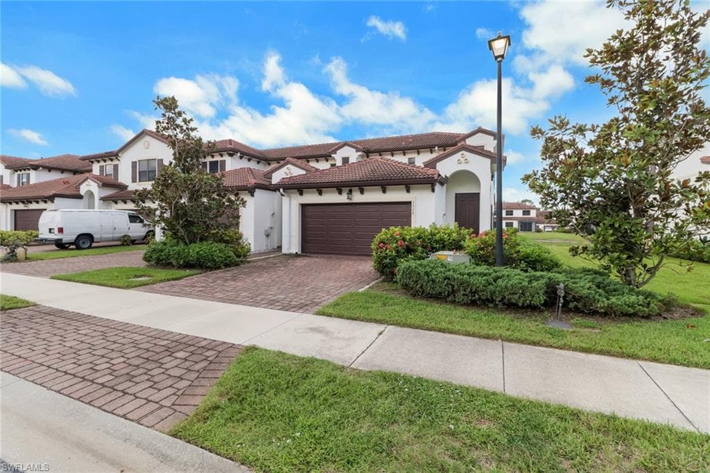 7948 Bristol Cir, Naples, FL 34120-1