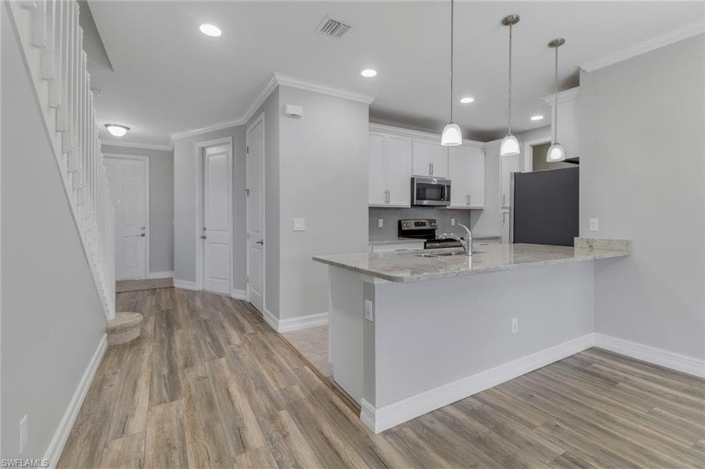 7948 Bristol Cir, Naples, FL 34120-3