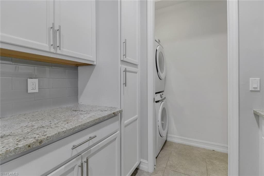 7948 Bristol Cir, Naples, FL 34120-7