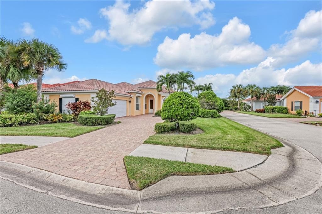 8591 Alessandria Ct, Naples, FL 34114-2