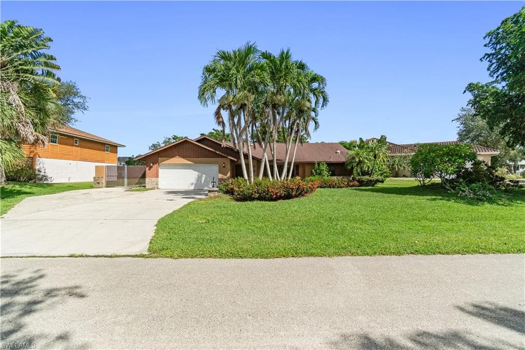 7220 Hendry Creek Dr, Fort Myers, FL 33908-3