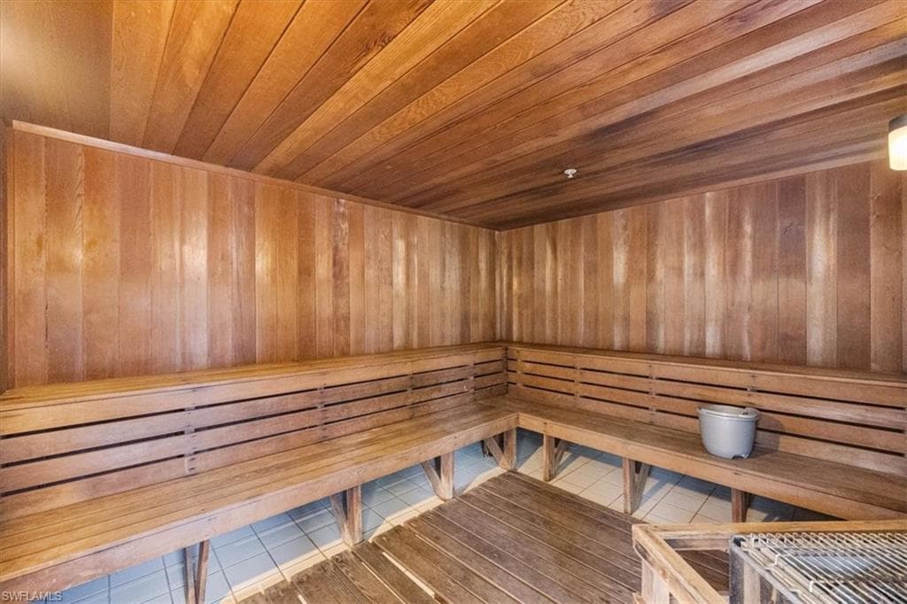 7725 Pebble Creek Cir 303, Naples, FL 34108-33