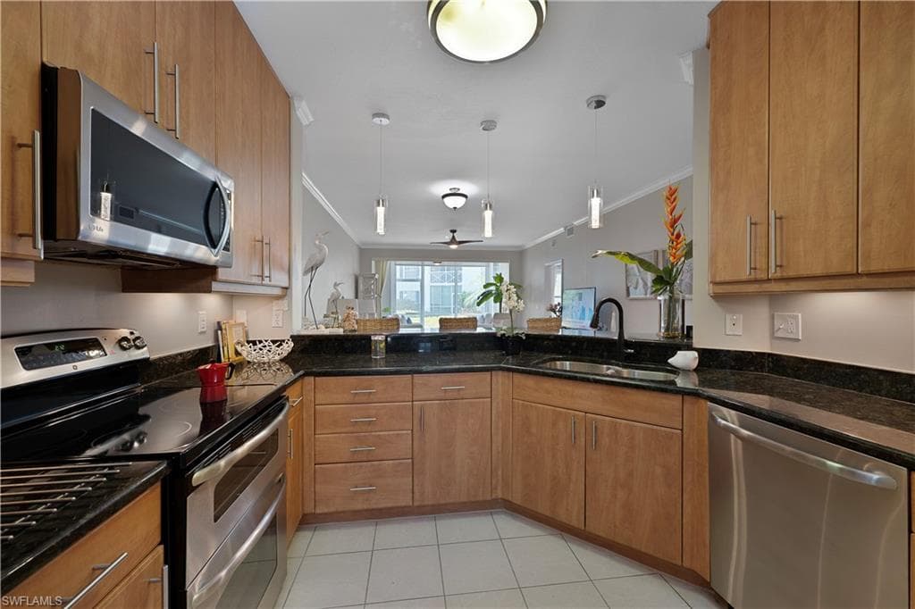 7058 Barrington Cir 102, Naples, FL 34108-2