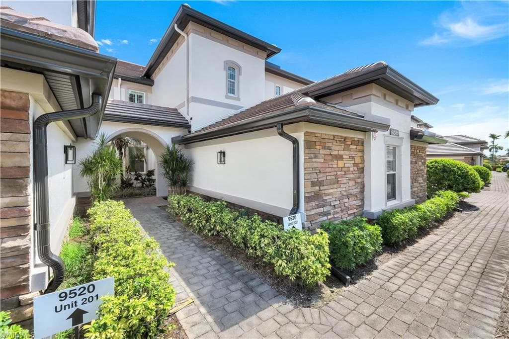 9520 Ironstone Ter 202, Naples, FL 34120-4