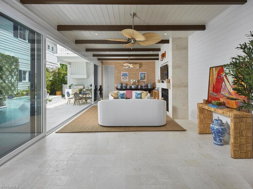 909 10th Ave S, Naples, FL 34102-9