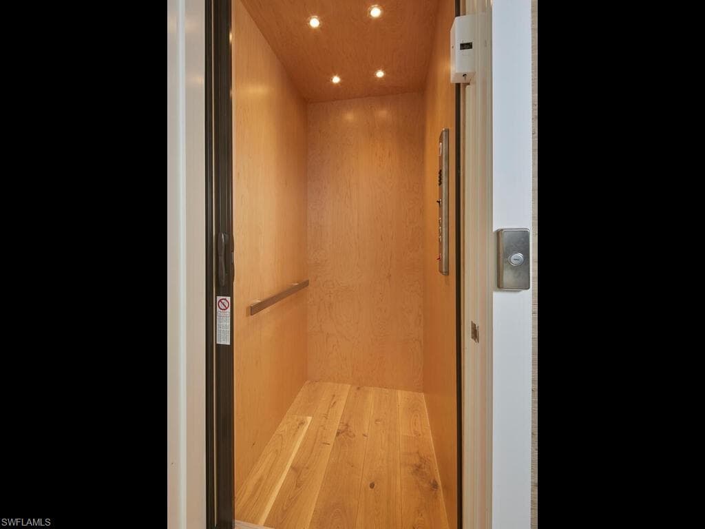 909 10th Ave S, Naples, FL 34102-12