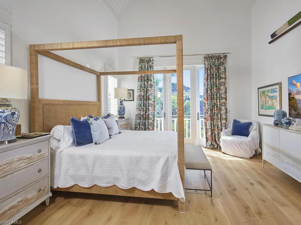 909 10th Ave S, Naples, FL 34102-14