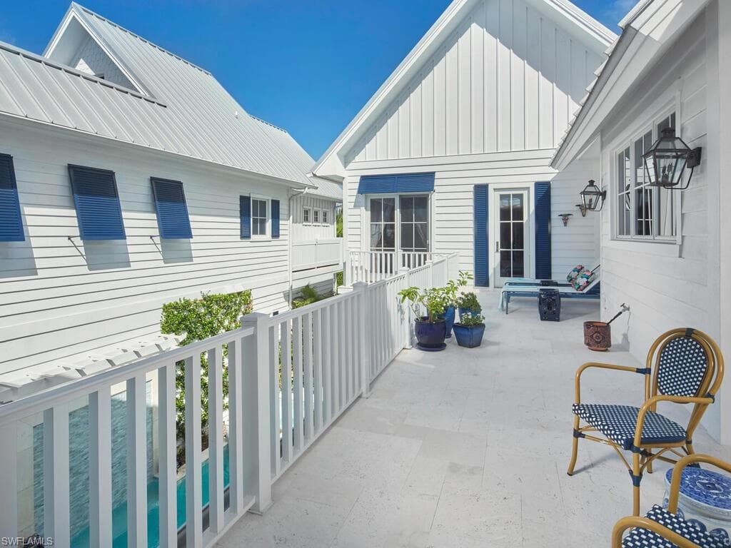 909 10th Ave S, Naples, FL 34102-19