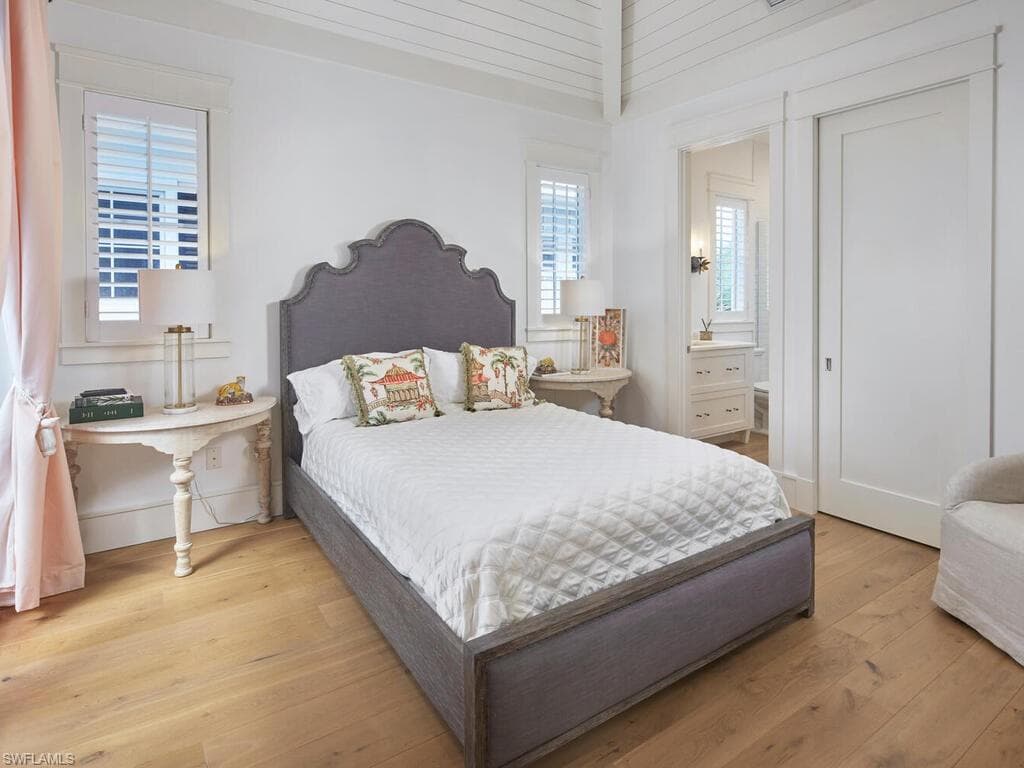 909 10th Ave S, Naples, FL 34102-22