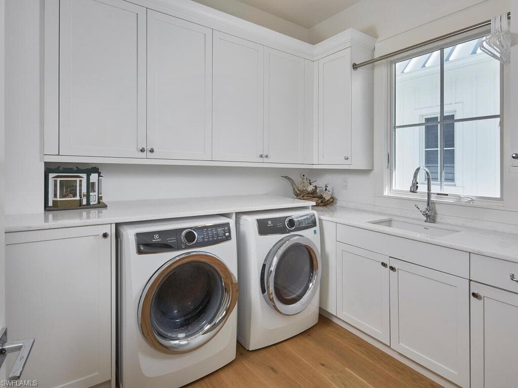 909 10th Ave S, Naples, FL 34102-26