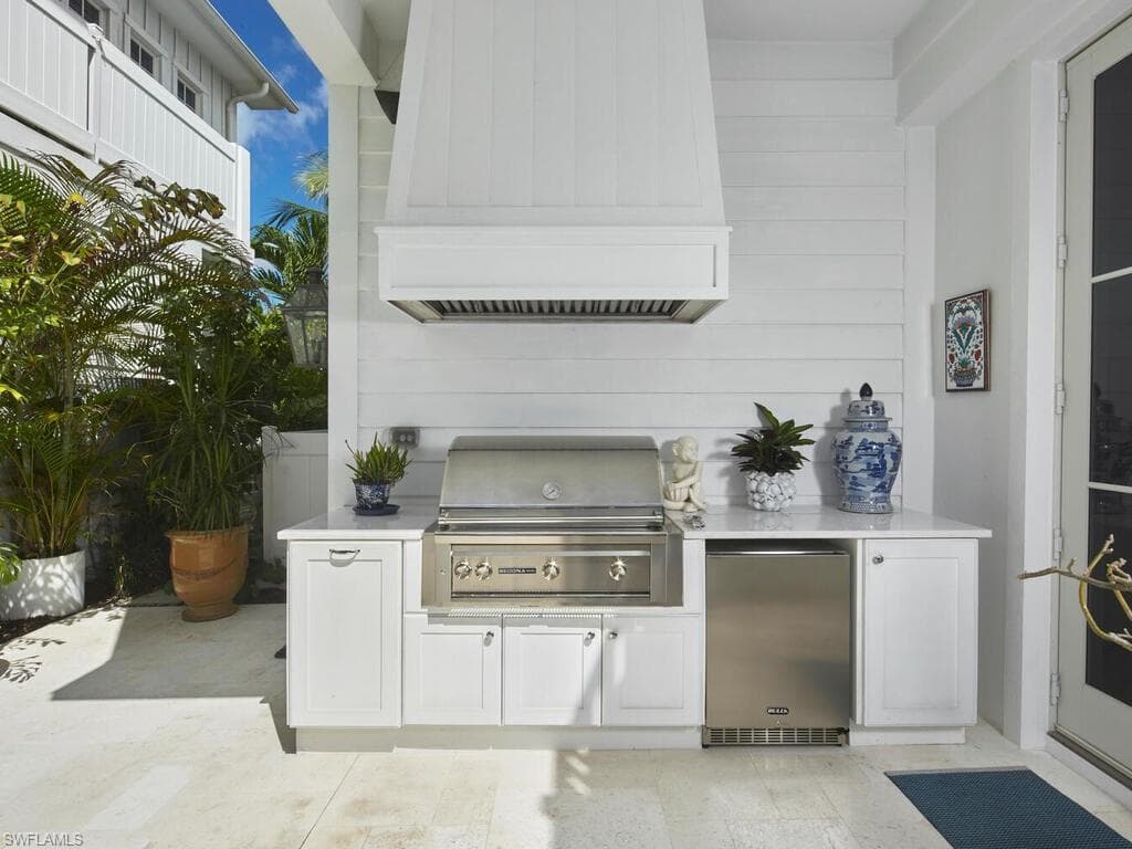 909 10th Ave S, Naples, FL 34102-29