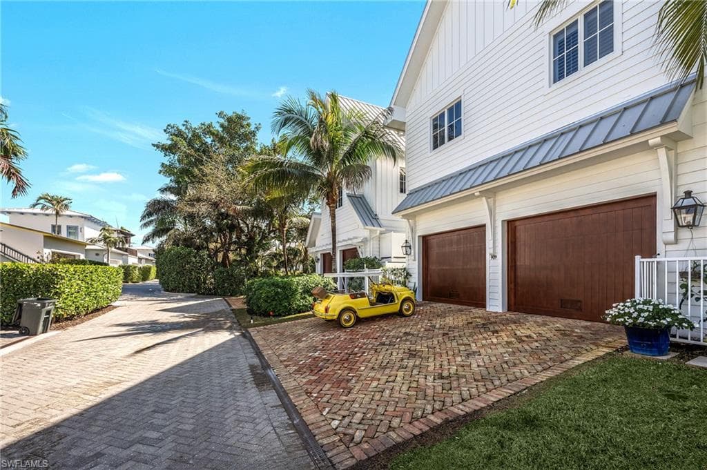 909 10th Ave S, Naples, FL 34102-32