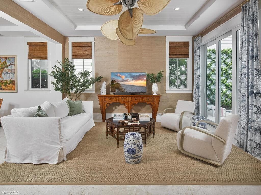 909 10th Ave S, Naples, FL 34102-4