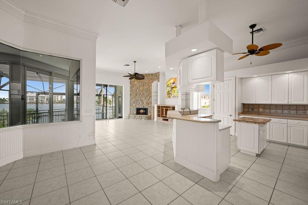 371 Bayside Ave, Naples, FL 34108-15