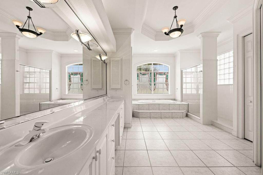 371 Bayside Ave, Naples, FL 34108-23