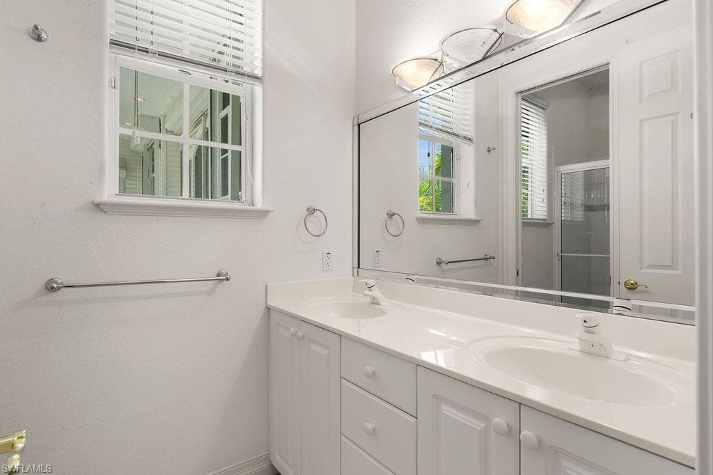 371 Bayside Ave, Naples, FL 34108-25