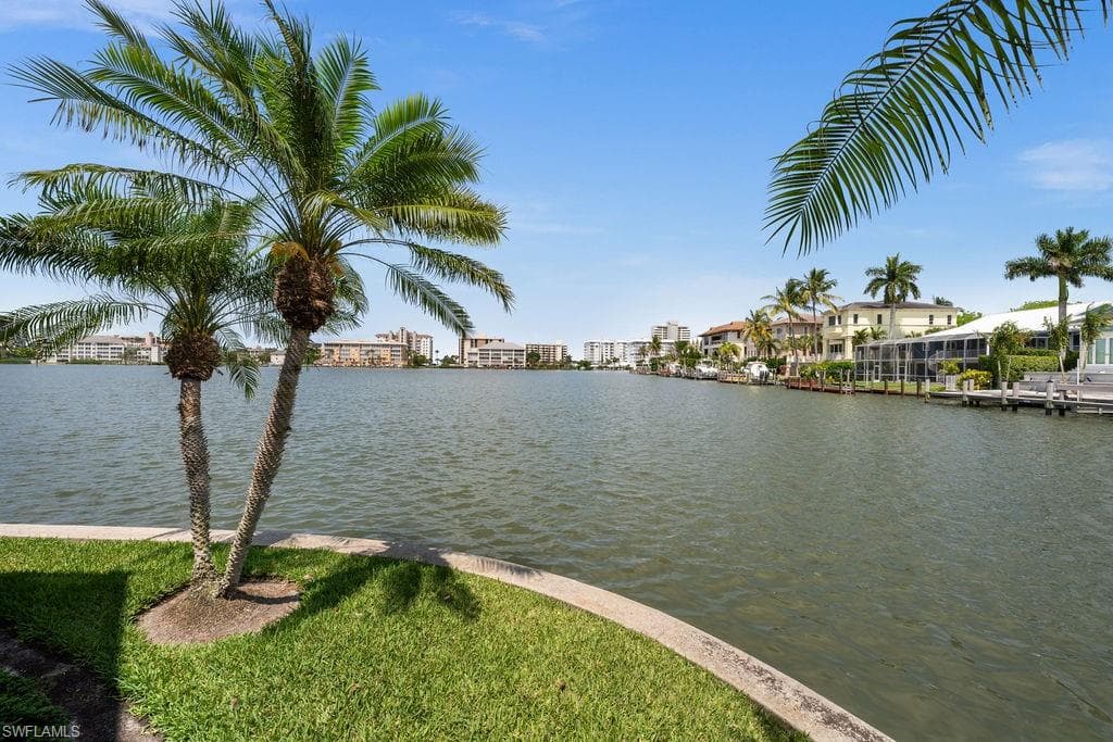 371 Bayside Ave, Naples, FL 34108-31