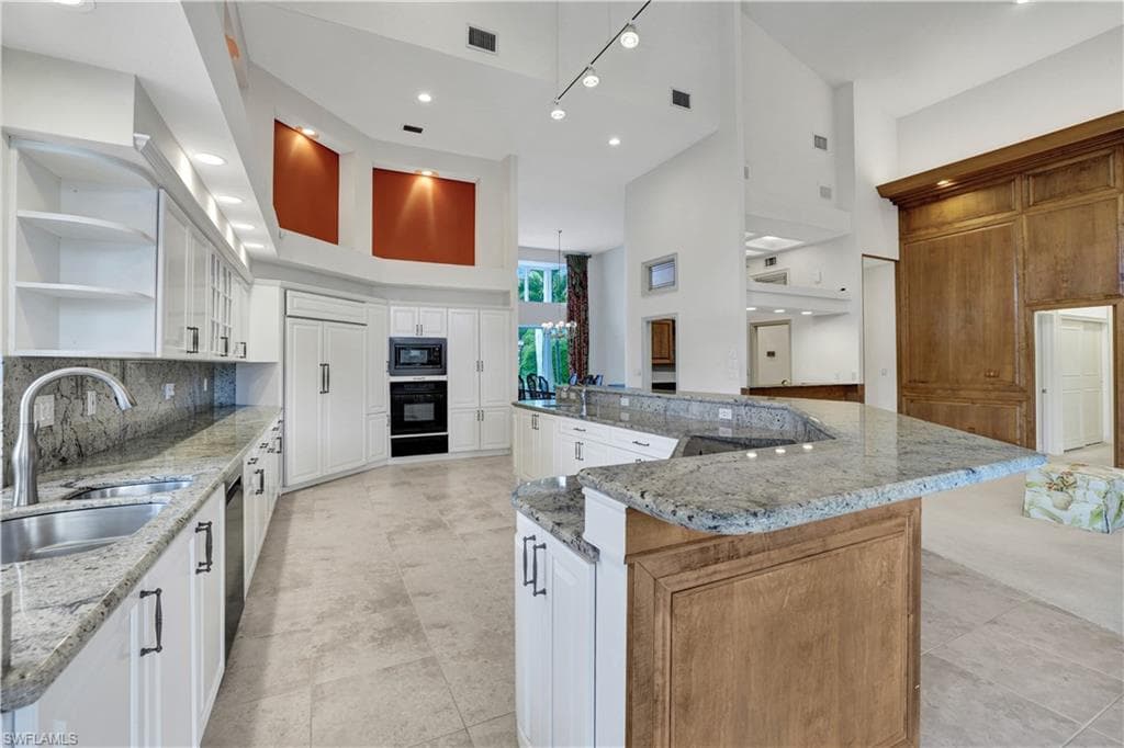 695 Ardmore Ln, Naples, FL 34108-25