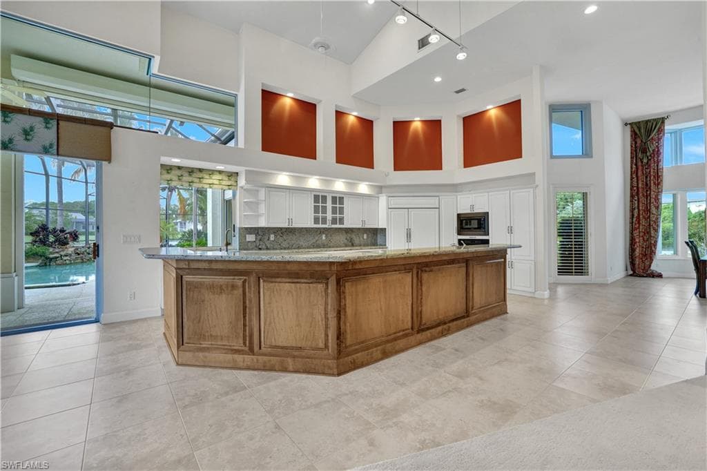 695 Ardmore Ln, Naples, FL 34108-28