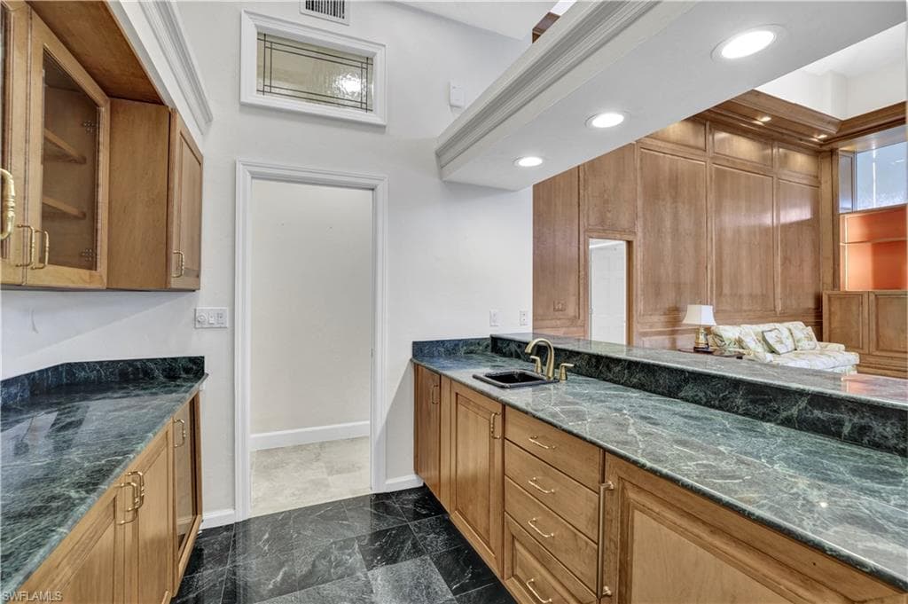 695 Ardmore Ln, Naples, FL 34108-31