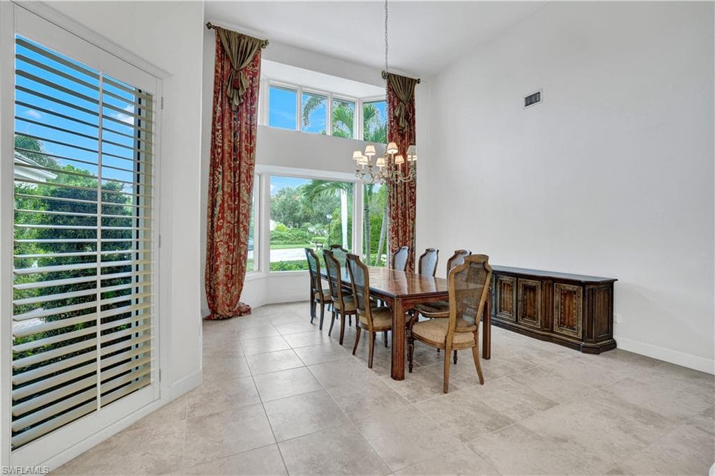 695 Ardmore Ln, Naples, FL 34108-33