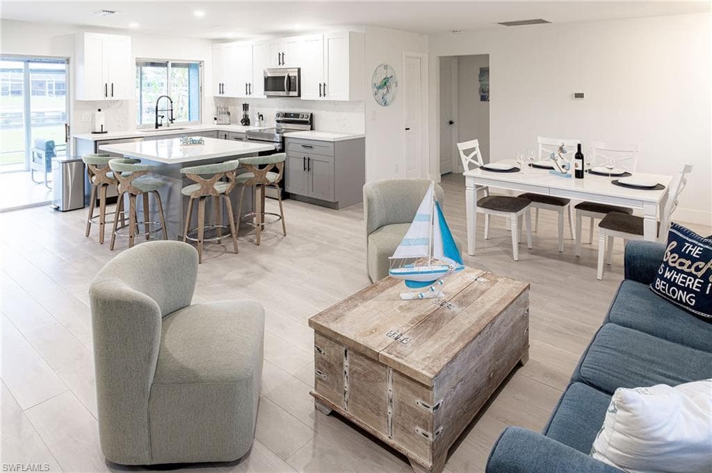 1401 36th Ter, Cape Coral, FL 33904-4