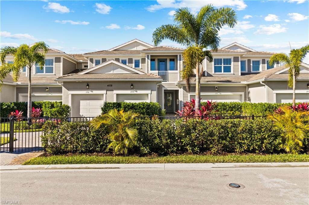 4563 Arboretum Cir 202, Naples, FL 34112-1
