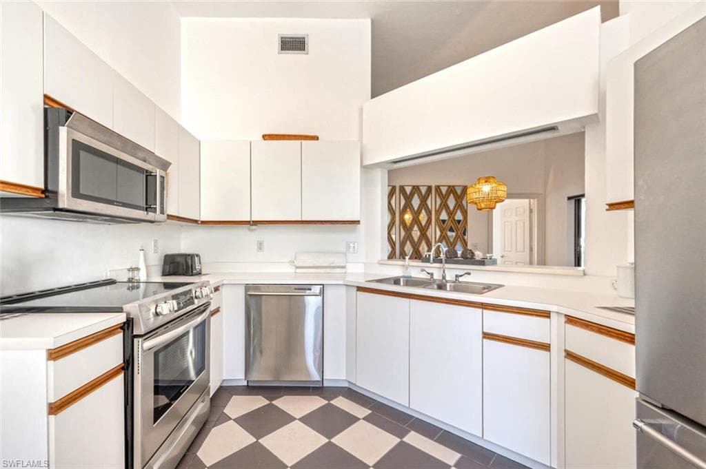 577 Beachwalk Cir R-203, Naples, FL 34108-12