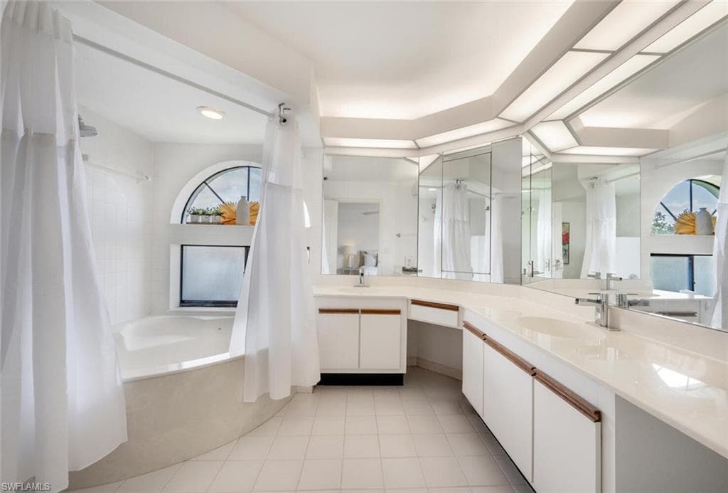 577 Beachwalk Cir R-203, Naples, FL 34108-17